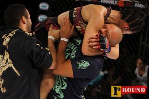 Ariane comemorando sua vitória sobre Juliana "Julie" Werner no Imortal FC (Foto: Márcio Vale/Primeiro Round)