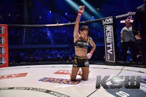 Ariane comemorando seu último nocaute na Polônia (Foto: KSW)