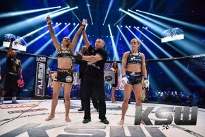 Ariane sendo anunciada vencedora em seu último combate no KSW (Foto: KSW)