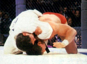 Royce Gracie Finalizando Ken Shamrock no UFC 1